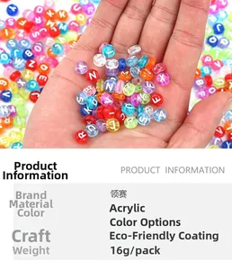 Détail macro de perles alphabet en acrylique coloré pour création de bijoux DIY