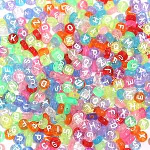 Gros plan de perles alphabet colorées en acrylique translucide pour bijoux DIY
