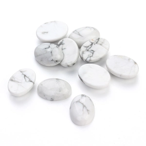 Κοντινή λήψη οβάλ ημιπολύτιμων λίθων howlite με φυσική γκρίζα μαρμάρινη υφή