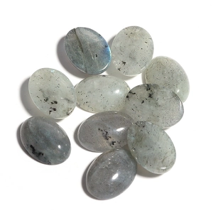 Κοντινή λήψη από οβάλ λαμπραδορίτη cabochons με μπλε λάμψη και φυσικά εγκλείσματα