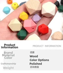 Primer plano de cuentas de madera facetadas de colores con mano para escala y acabado pulido