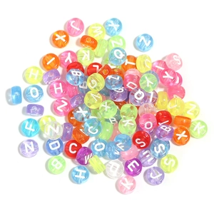 Vue macro de perles lettres en acrylique coloré pour bijoux DIY et bracelets créatifs