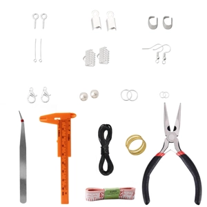Πλήρες σετ κατασκευής κοσμημάτων DIY με χάντρες, πένσες και ασημί εξαρτήματα σε λευκό φόντο