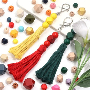 Llavero bohemio hecho a mano con cuentas de madera geométricas y borlas de algodón