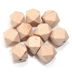 Vista macro de cuentas octogonales de madera de haya natural con veta de madera para DIY