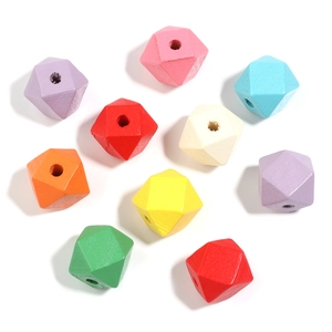 Detalle de cuentas de madera geométricas de colores facetadas para joyería artesanal