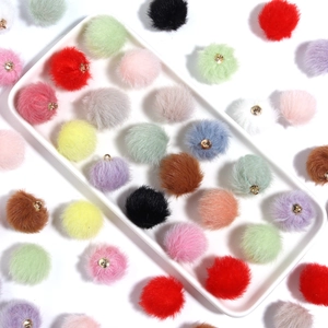 Detalle de pompones coloridos de piel sintética de 16mm con anillas para joyería DIY
