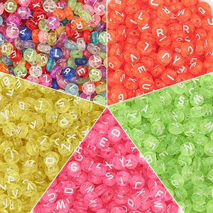 Perles alphabet rondes en acrylique coloré avec lettres blanches gravées pour bijoux