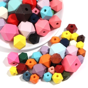 Vista macro de cuentas de madera geométricas coloridas para joyería artesanal