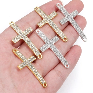 Nahaufnahme von Kreuzanhängern aus Legierung mit Strasssteinen für DIY-Schmuck in Gold und Silber