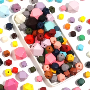 Primer plano de cuentas de madera geométricas de colores para joyería y artesanía DIY