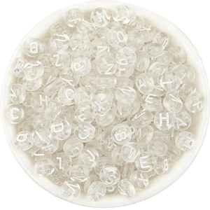 Perles rondes plates en acrylique transparent avec lettres blanches dans un bol blanc