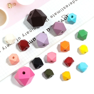 Primer plano de cuentas octagonales de madera de colores con agujero central para joyería DIY