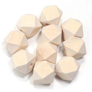 Cuentas de madera poligonales naturales con agujeros pretaladrados para joyería DIY