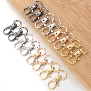 Détail de mousquetons pivotants en alliage de zinc en quatre couleurs pour accessoires DIY