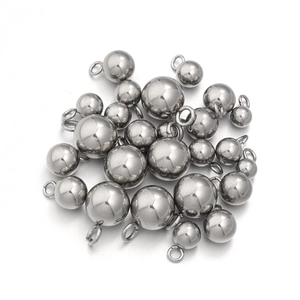 Vue détaillée de pendentifs en perles rondes d'acier inoxydable en plusieurs tailles