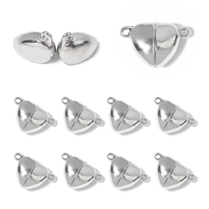 Dettaglio di chiusure magnetiche a forma di cuore in argento per bracciali