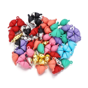 Macro di chiusure magnetiche colorate a forma di cuore per la creazione di bracciali