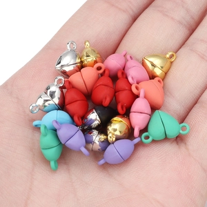 Dettaglio di chiusure magnetiche a forma di ghianda per gioielli in vari colori