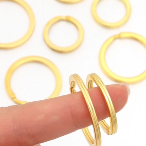 Detail-Makro des golden polierten Schlüsselrings mit zweilagiger Stahlstruktur