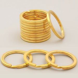 Makro-Detail von gestapelten goldenen Schlüsselringen für DIY-Schmuck und Bastelarbeiten
