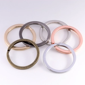 Nahaufnahme verschiedener flacher Schlüsselringe in Gold, Silber und Bronze für DIY-Bastelarbeiten