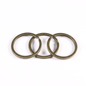 Nahaufnahme von Vintage Bronze Schlüsselringen für DIY Schlüsselanhänger Schmuck
