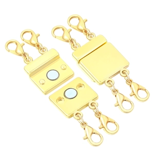 Détail de fermoirs magnétiques dorés avec mousquetons pour colliers multi-rangs