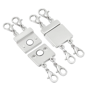 Vue détaillée du fermoir magnétique argenté pour colliers avec double mousqueton