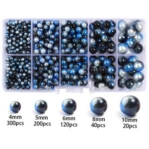 Dettaglio scatola a 10 scomparti con perle finte sfumate blu-grigio in diverse dimensioni