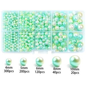 Dettaglio di perle ABS sfumate in verde in una scatola a 10 scomparti con dimensioni