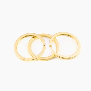 Drei goldene Schlüsselringe aus flachem Metall für DIY-Schmuck und Schlüsselanhänger
