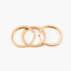 Detail von flachen Schlüsselringen in Roségold für DIY-Schmuck und Schlüsselanhänger