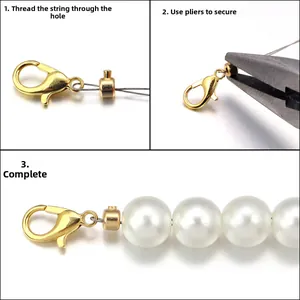 DIY Schmuckzubehör Set mit goldenen Karabinerverschlüssen und Perlen auf Weiß