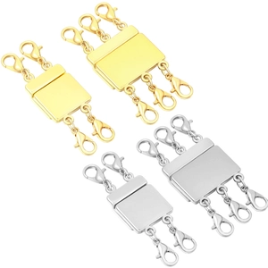 Détails macro des fermoirs de collier multicouches en or et argent à 2 et 3 rangs