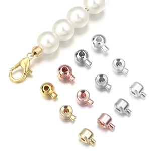 Details von bunten Karabinerverschlüssen und Perlenabdeckungen für DIY-Schmuck