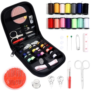 Détail d'un kit de couture portable avec fils, aiguilles et ciseaux en étui noir