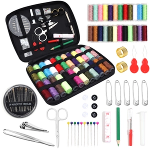 Vue macro du kit de couture portable avec fils colorés, aiguilles et outils de réparation