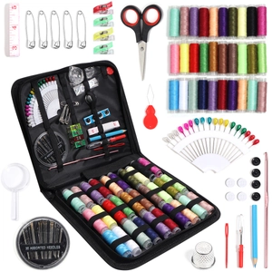 Vue détaillée du kit de couture portable avec fils colorés et diverses aiguilles