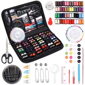 Détail macro du kit de couture portable avec 40 bobines de fil et accessoires variés