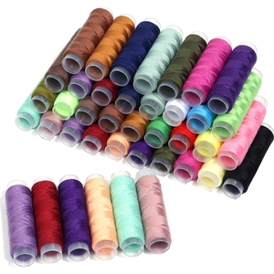 Vue détaillée de bobines de fil à coudre en polyester multicolores dans un kit DIY