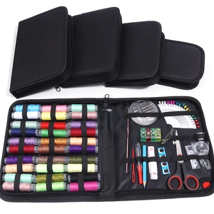 Kit de couture portable avec bobines de fil multicolores et outils dans un étui zippé noir