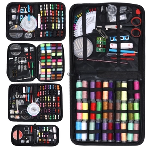 Kit de couture portable avec bobines de fil colorées et outils dans une trousse noire