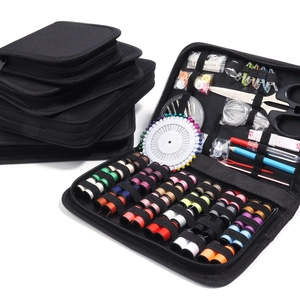 Détail du kit de couture portable avec 30 bobines de fil et accessoires en étui noir