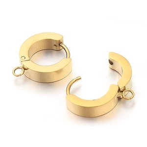 Vista detallada de los aros de acero inoxidable dorado con pequeño anillo de suspensión