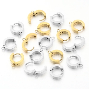 Detalle de ganchos de acero inoxidable en oro y plata para crear pendientes de bricolaje