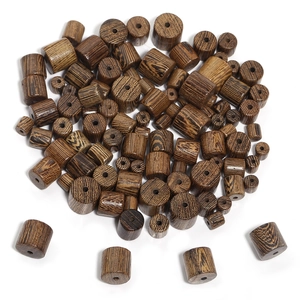 Nahaufnahme von Wenge-Holzperlen mit natürlicher Maserung für DIY-Schmuckherstellung