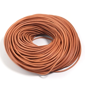 Echt bruin rond lederen koord op spoel voor DIY handgemaakte sieraden en kettingprojecten
