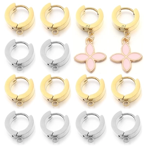 Set de pendientes de aro de acero inoxidable con colgantes de flores en esmalte rosa