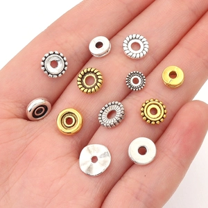 Mix van vintage zilveren en gouden spacer kralen voor DIY sieraden maken vastgehouden